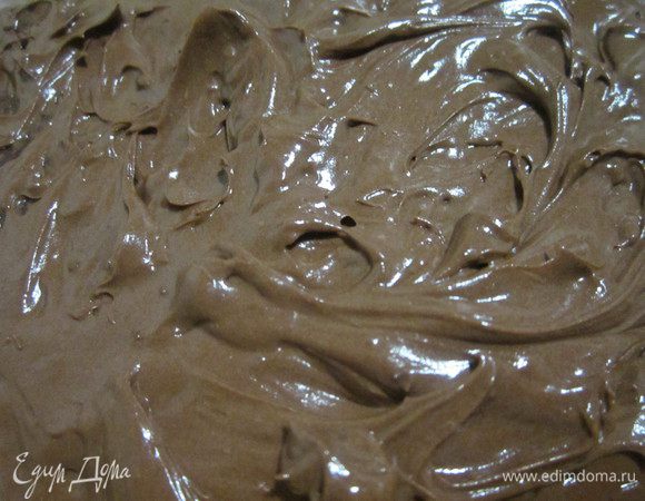 Для крема взбить размягчённое сливочное масло. Постепенно добавить сгущённое молоко и какао. Из коржей вырезать кружки диаметром 4 см – по 5 штук на 1 свечку. Из этого количества продуктов получается приблизительно 6 «свечек». Соединить между собой бисквитные кружки с помощью крема. Верхний кружок кремом не смазывать. Поставить на некоторое время в холодильник. 