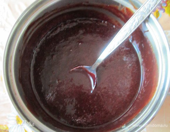 Для глазури шоколад разломать на кусочки, поставить на водяную баню. Добавить сливки и постоянно помешивать пока шоколад не растопится. Затем глазурь немного остудить. Полить сверху пирожное, аккуратно распределяя глазурь по всему пирожному. 