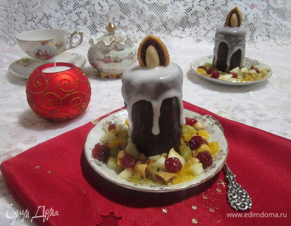 Для белой глазури смешать сахарную пудру с водой или соком лимона. Воду (или лимонный сок) в сахарную пудру добавлять понемногу, чтобы получилась довольно густая масса. Из половинки инжира и миндаля делаем «огонёк». Посередине блюдца ставим пирожное. Сверху аккуратно нужно полить белой глазурью. Добавляем миндаль и инжир в виде «огонька». Вокруг «свечи» выложить карамелизированные фрукты. Приятного аппетита! И ещё раз всех-всех-всех поздравляю с наступающими праздниками!