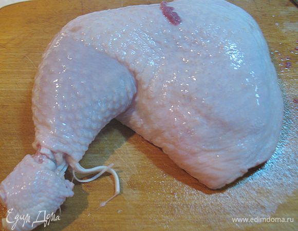 Окорочок надрезаем в низу в косточки. 