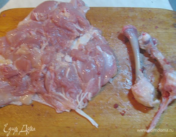Нижнюю часть окорочка разрезаем до того места где была косточка. Разрезаем аккуратно чтобы не прорезать полностью. Находим вторую косточку и острым ножом вырезаем ее, не повреждая целостности окорочка. 
