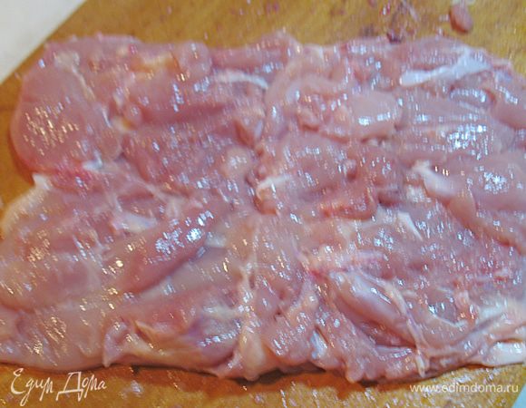 Когда косточки, удалены аккуратно срезаем кожицу.  Придаем окорочку прямоугольную форму, делая неглубокие надрезы. 