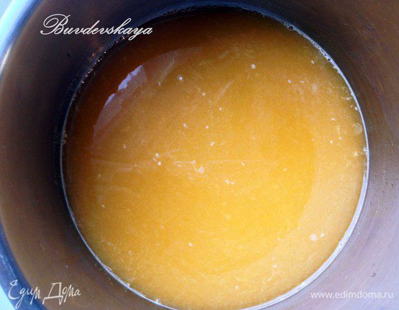 Готовим сироп. В сотейник наливаем свежевыжатый апельсиновый сок, добавляем 150 гр. сахарного песка, перемешиваем и ставим на огонь. Периодически помешивая, доводим до кипения и даем повариться еще 3-4 минуты. Снять с огня и полностью охладить (я ставлю на улицу).