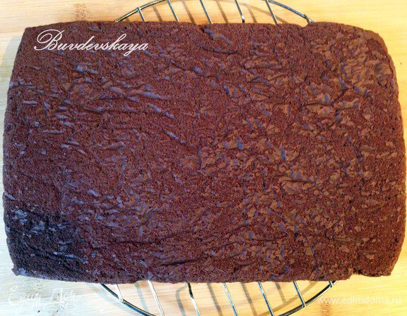 Вынуть наш бисквит из духовки, перевернуть на решетку, аккуратно снять пергамент и накрыть влажным полотенцем.