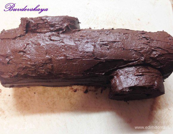 Отрезать пару кусочков полена, намазать их кремом и прикрепить по бокам (в виде сучков). Рулет смазать оставшимся кремом, сделать вилкой бороздки (по желанию). Украсить веточками красной смородины и листиками лайма (я сделала их резными). Выложить полено на красивое блюдо и подавать на стол ! ENJOY ! 