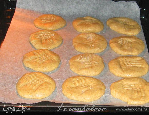 Сделать из теста совсем небольшие шарики. Выложить на противень,  на  расстоянии около 3-х см друг от друга. Нанести отпечаток вилкой. 