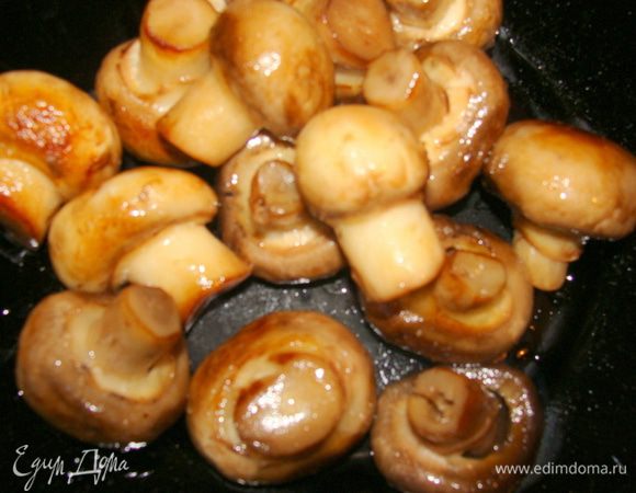 Обжарить с солью вслед за перцем.