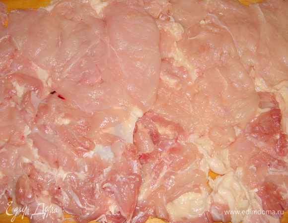 Отбитые тушки положить немного внахлест.