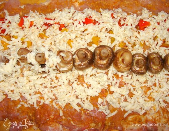 Выложить шампиньоны. присыпать их остатками сыра.