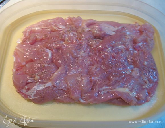 Солим перчим куриный прямоугольник и откладываем в сторону.