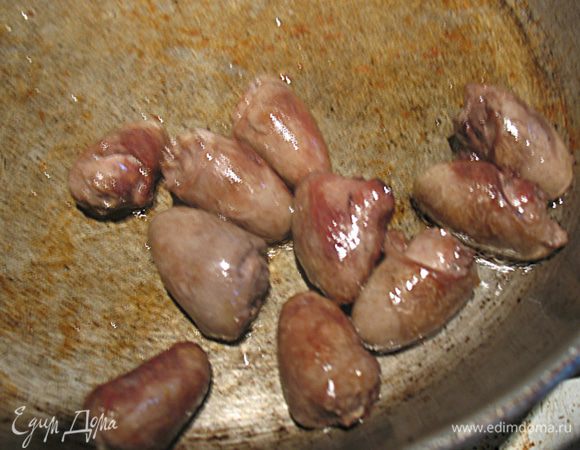 Сердечки моем, обрезаем жир и обжариваем.