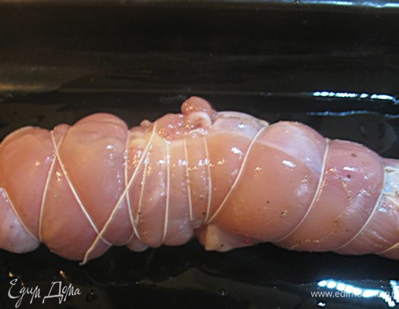 Рулетик фиксируем спажками или нитью. Кладем на противень, прикрываем фольгой и запекаем в предварительно разогретой до 180 градусов духовке 30 минут.  За 5 минут до готовности убираем фольгу. 