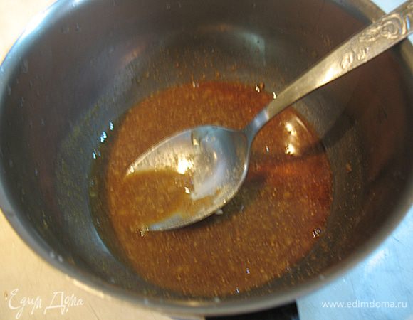 Готовим соус тереяки. Чеснок пропускаем через пресс. В небольшой кастрюльке смешиваем все компоненты. И прогреваем на слабом огне до растворения меда. 