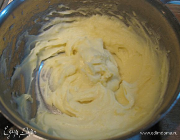 Готовим картофельное пюре. Отвариваем картофель, мнем его и добавляем теплые сливки и тертый пармезан. Взбиваем пюре. 