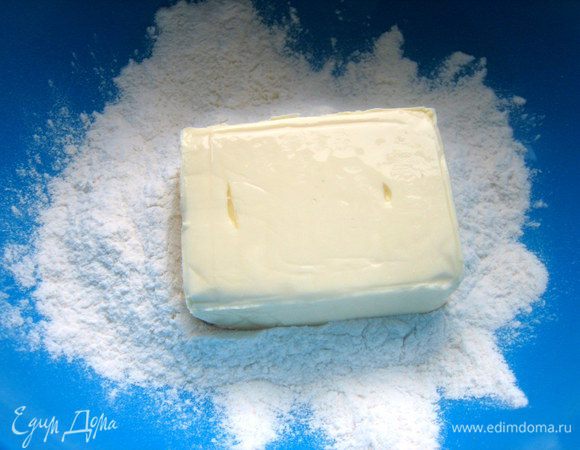 В муку просеянную кладём сырок (можно и мягкий плавленый сыр,но тогда муки возьмёт тесто больше!).