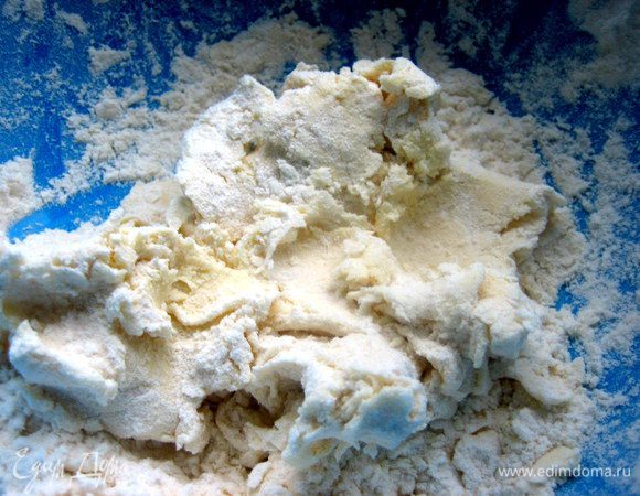 И начинаем растирать-месить сырок руками!!!