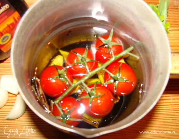В сотейник поместить 4 зубчика чеснока, помидорки черри, тимьян, сельдерей,базилик,влить уксус и масло. поставить на огонь, закипятить, томить 2 минуты на медленном огне.