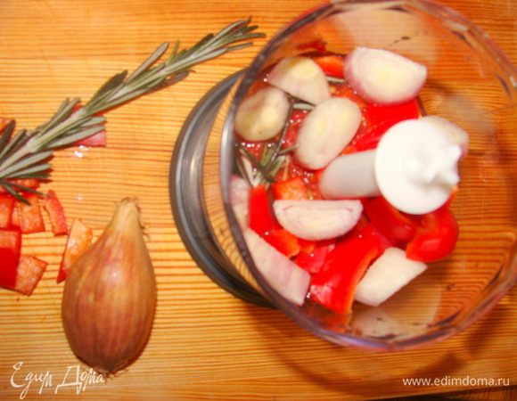 Томаты в собственном соку без кожи измельчить в блендере вместе с болгарским перцем, половинкой зубчика чеснока,луком-шалот, половино снятых с ветки листиков розмарина, черным перцем и солью если надо.