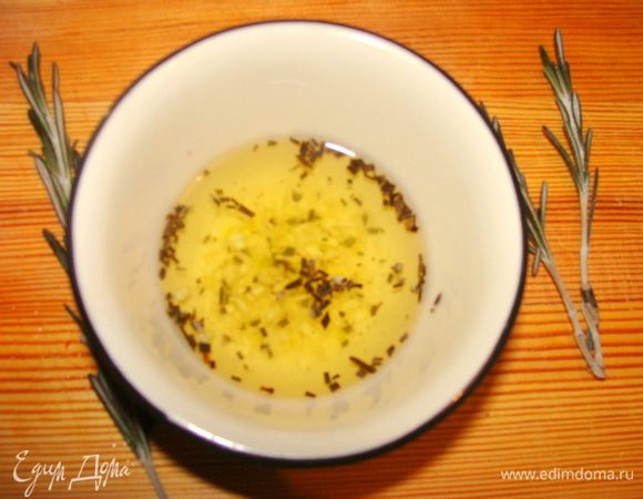 Мелко порубить оставшиеся листочки розмарина и половинку зубчика чеснока. Добавить 40 мл масла из под томленых помидорок. Чесночно-розмариновое масло готово.