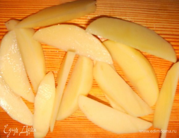 Картофель почистить, порезать дольками, смешать с солью и маслом из под томленых помидорок. Поставить запекать на 12 минут при 180*