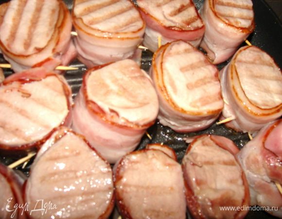 Обжарить с двух сторон по 1.5 минутки на сковороде-гриль. Выложить к картофелю на противень и запекать еще 13-15 минут все вместе.