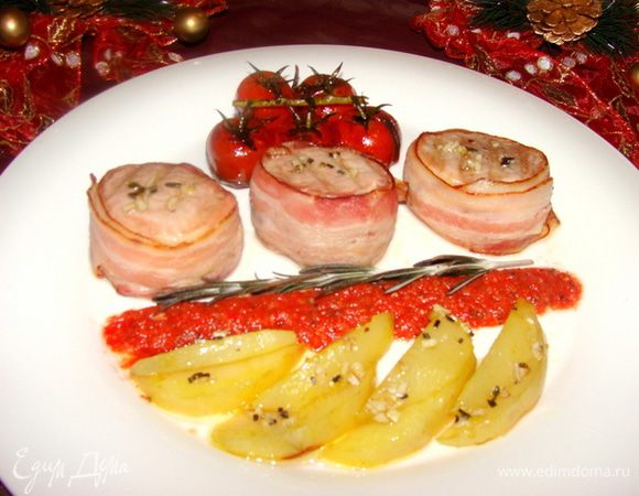 Выложить медальоны и картофель на тарелку, полить чесночно-розмариновым маслом. Украсить томлеными помидорками и соусом. Приятного аппетита!