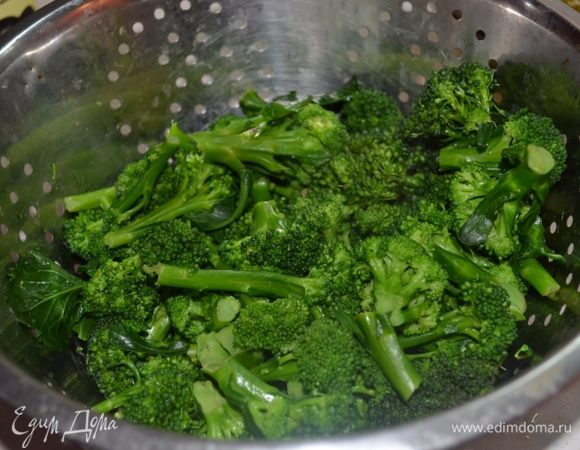 Брокколи разделить на соцветия и отварить в подсоленой воде в течение 4 минут. Откинуть на сито и дать стечь воде.