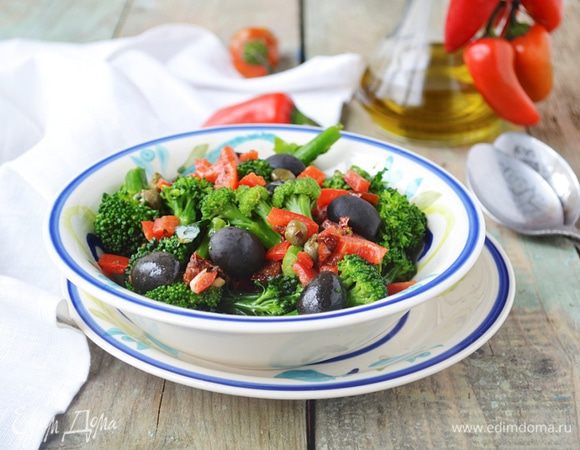 Поливаем заправкой брокколи и даем настояться 10 минут.