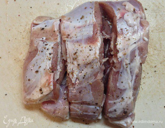 Баранью лопатку вымыть, обсушить. Срезать лишний жир, сухожилия и жесткие части. Разрубить на куски (но не до конца), посолить и поперчить.