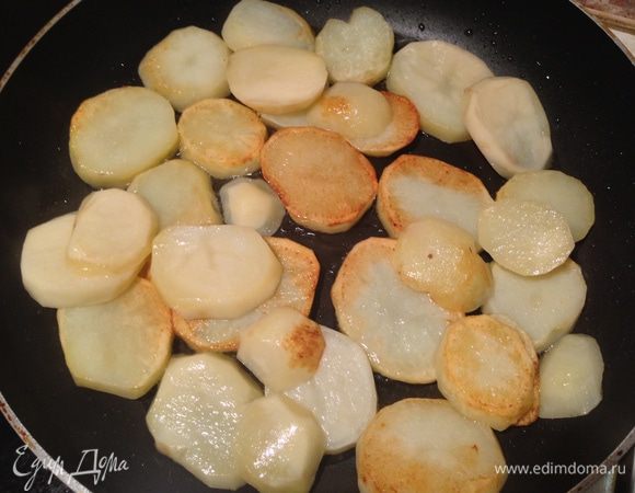 В это время моем, чистим картофель и нарезаем толстыми кружочками. Обжариваем в небольшом количестве оливкового масла с двух сторон до образования золотистой корочки. В конце приготовления не забыть посолить, поперчить и при желании добавить немного розмарина. Вынуть мясо из духовки, вынуть веточки розмарина и тимьяна. Выложить мясо вместе с картошкой и запеченным чесноком на сервировочное блюдо. Посыпать горошинами розового перца (по желанию) и подавать на стол. ENJOY !
