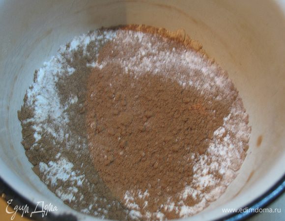 Готовим бисквит. Форму выстелить пергаментом смазать маслом и поставить в холодильник.  Муку соединить с какао, разрыхлителем  и просеять.  Можно несколько раз. 