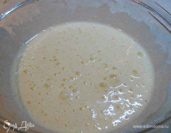 Взбиваем яйца с сахаром до увеличения в два раза и белого цвета. 