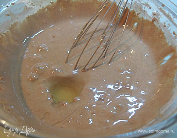 В яичную массу вводим муку, аккуратно. Взбиваем. Растительное масло и кипяток  добавляем в смесь и взбиваем. 