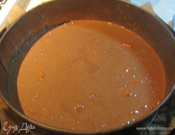 Тыкву нарезаем мелким кубиком. Добавляем к тесту и аккуратно перемешиваем. Тесто выливаем в форму и выпекаем в предварительно разогретой до 180 градусов духовке 20-30 минут.  Проверяем бисквит на готовность надавливая на него лопаткой, готовый бисквит пружинит. 