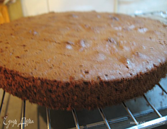 Даем немного остыть бисквиту. Вынимаем из формы и охлаждаем на решетке.  