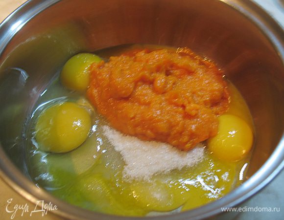 Приступаем к тыквенному креме.  Замочить желатин на 10 минут.  Смешать тыквенное пюре (190г), яйца, желтки, сахар, ванилин. 