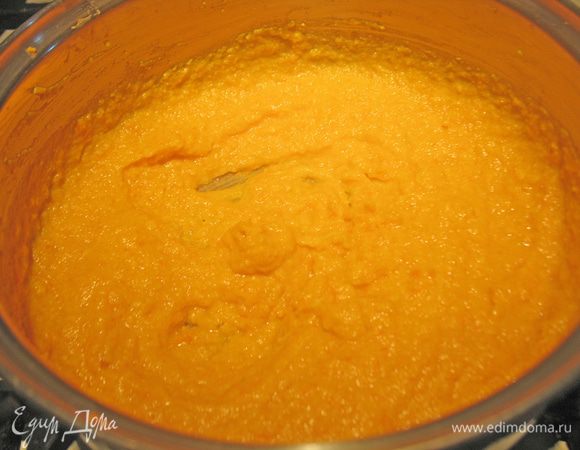 Нагреваем до 85 градусов (или пока не пойдет пар). Добавляем распущенный желатин и перемешиваем до растворения желатина.  Снимаем с огня. 