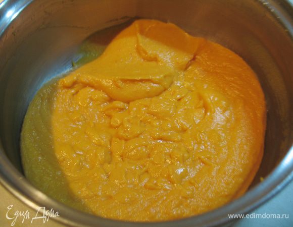 Добавляем нарезанное кусочками масло комнатной температуры. Взбиваем блендером. 