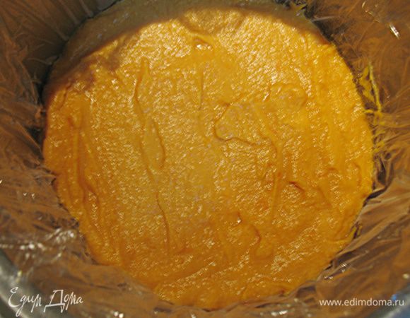 Форму выстелить пищевой пленкой и переложить в нее тыквенное креме. После того как креме остынет отправляем его в морозилку. 
