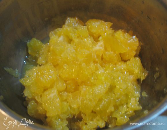 Переходим к мандариновому джему. Очищаем мандарины от кожицы и пленок. разбиваем блендером, должно получится 200 г пюре.  Замочить желатин на 10 минут. 