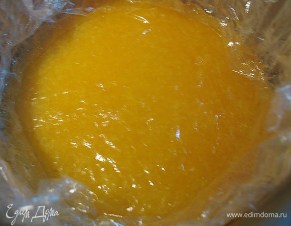 Охлаждаем мандариновый джем. Достаем из морозилки тыквенное креме и на него сверху выливаем мандариновый джем.  Отправляем на ночь в морозилку. 