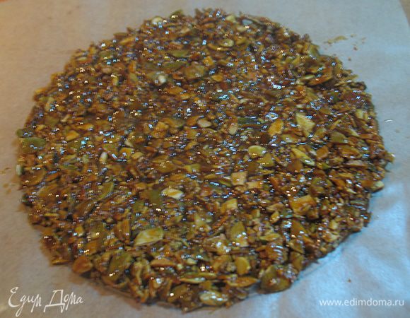 Дальше пралине. Порубить тыквенные семечки. Выдавить сок из лимона.  Нарисовать на пергаменте круг нужного диаметра.  На сковороде растопить сахар с лимонным соком  на среднем огне периодически помешивая.  Когда сахар полностью растворится добавляем тыквенные семечки и хорошо перемешиваем. Выкладываем на пергамент и даем остыть. 
