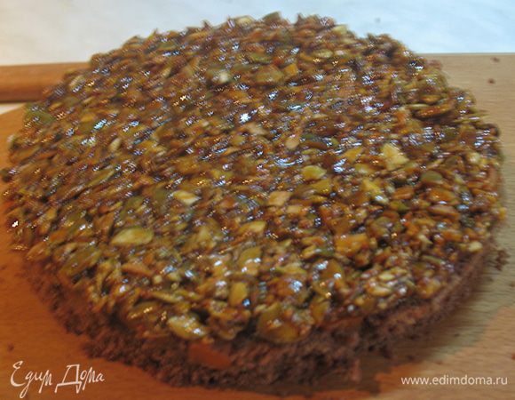 Остывшее пралине кладем на бисквит. Бисквит с пралине кладем в морозилку (можно на ночь). 