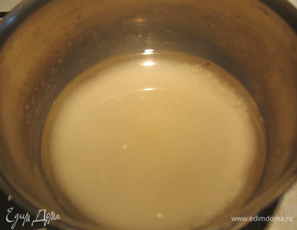 Готовим нейтральную глазурь. Взять 30 г воды и замочить желатин. Закипятить воду с сахаром. Добавить распущенный желатин, перемешать до растворения желатина и процедить. Оставить на ночь. 