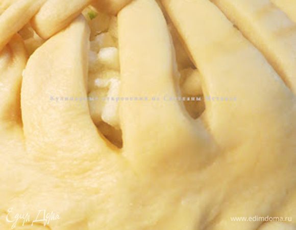 Накрываем верхней фигурной лепешкой и залепляем края.