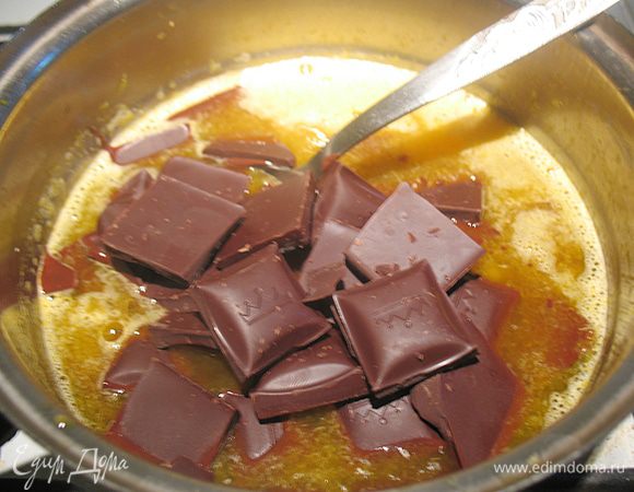 Приступаем к основному муссу.  Мандариновое пюре (90 г) нагреваем до растворения 50 г сахара (если не любите сильно сладкое сахар можно пропустить и нагреть без него). Шоколад поломать на кусочки и добавить к мандариновому пюре, быстро перемешиваем, чтобы не образовались комочки.  К шоколадной массе добавить распущенный желатин и хорошо перемешиваем до его растворения. 