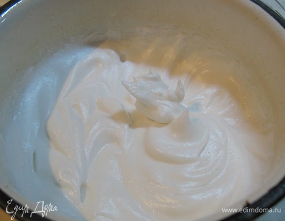 Готовим итальянскую меренгу. Нагреваем воду со 100 г сахара до 117 градусов или до образования плотного шарика на блюдце, когда капнули.  Взбиваем тем временем белки до устойчивых пиков. Вливаем сахарный сироп и взбиваем до остывания. 
