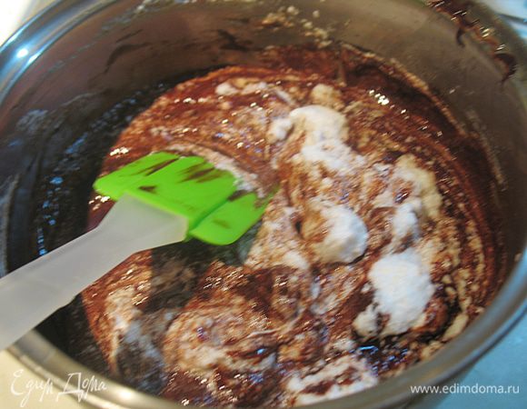 Аккуратно перемешивая соединяем шоколадный крем и 2/3 меренги. 