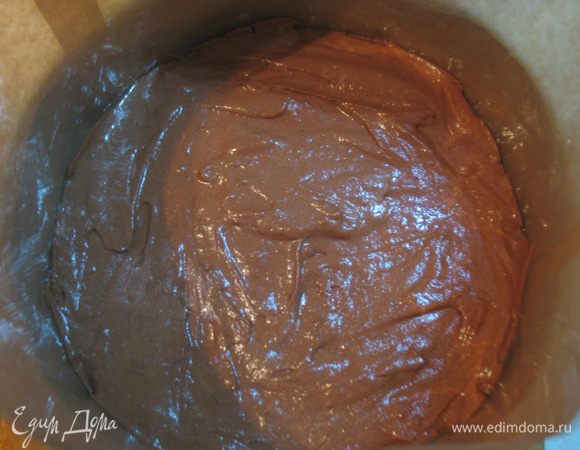 Дно формы выстелить сначала пергаментом и сверху кладем плотную пленку. Борта выкладываем тоже плотной пленкой. Выкладываем где то 2/3 мандариново-шоколадного мусса.