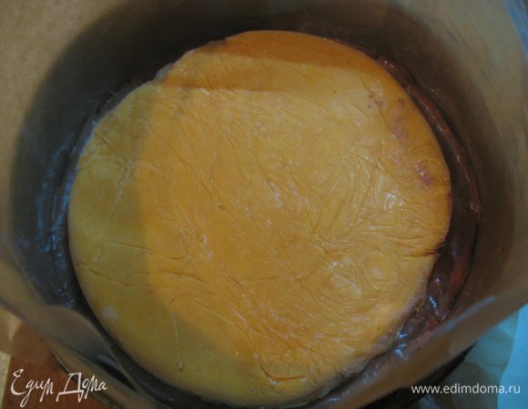 Достаем из морозилки тыквенный креме с мандариновым джемом. И джемом в низ выкладываем его на мусс, слегка вдавливая.  Добавляем шоколадный мусс. Сверху кладем бисквит с пралине, вдавливаем слегка и добавляем мусс. Отправляем в морозилку минимум часа на два, но можно и дольше. 